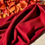 Kolor burgundowy a bordowy: jakie są różnice i jak je nosić?